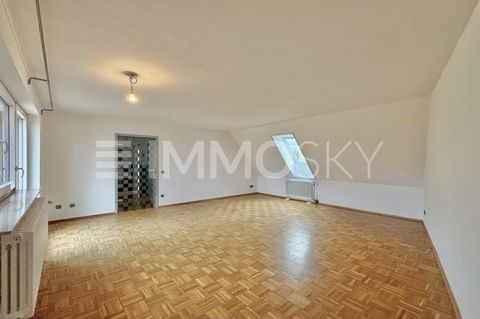 Charmant tweekamerappartement op een centrale locatie in Erlangen Dit lichte en goed ontworpen tweekamerappartement combineert modern wonen met gezellige flair. Een ruime woonkamer, een rustige slaapkamer en een volledig uitgeruste keuken wachten op ...