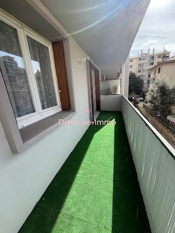 TOULON EST-CLARET/ST ANNE schöne Wohnung von 58m2 komplett renoviert und mit Blick auf einen ruhigen Westbalkon. In einem ruhigen Immobilienkomplex mit frisch gestrichener Fassade freuen wir uns, diese schöne Wohnung zu präsentieren, die aus einem Wo...