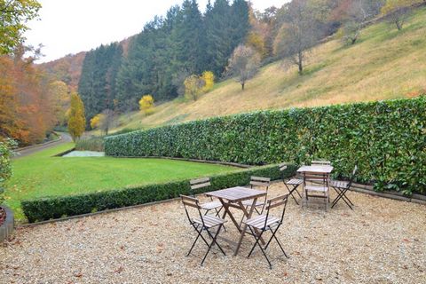 Dieses schöne Ferienhaus befindet sich in einem Natura 2000-Gebiet in den Ardennen. Das Haus hat 9 Schlafzimmer und kann 16 Personen beherbergen, ideal für eine Gruppe von Freunden oder mehrere Familien. Das haustierfreundliche Haus verfügt über ein ...