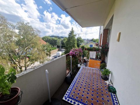 In a quiet area of Annemasse, 10 minutes walk from the CEVA, your agency offers you a T3 apartment of 65 m2 composed of an entrance, a separate kitchen, a living room opening onto a large balcony, two bedrooms with cupboards, a bathroom and separate ...