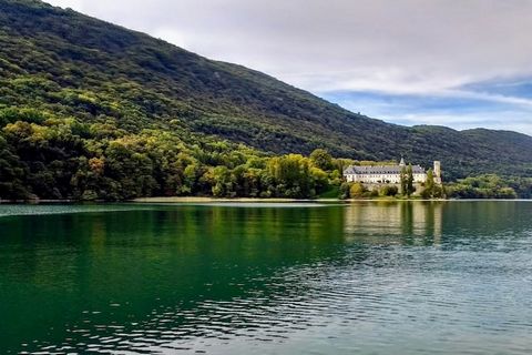 O 7, Boulevard des Côtes w Aix les Bains Kompleks nieruchomości z końca lat 70-tych o nazwie Le Château Durieux składający się z 4 budynków. Jest idealnie umiejscowiony. Blisko do sklepów, ale także do przystanku autobusowego umożliwiającego dojazd d...