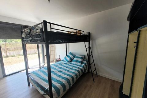 Dieses schöne und geräumige Ferienhaus liegt ruhig am Waldrand und bietet Platz für 8 bis 10 Personen. Es verfügt über vier Schlafzimmer, darunter ein gemütliches Alkovenschlafzimmer mit Doppelbett, und zwei weitere Zimmer mit Doppelbetten. Ein große...