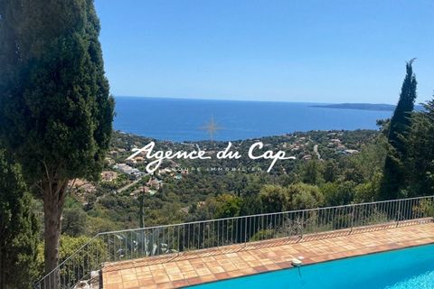 SUPERB SEA VIEW ON THE GULF OF SAINT-TROPEZ, for this villa from the 70s. It offers, entrance with access to the garage, 1 bedroom, a shower. Living/dining room with fireplace opening onto veranda, kitchen and utility room, toilet, 1 beautiful suite ...