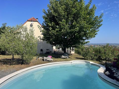 Située à Saint-Cyprien, cette belle maison offre un cadre de vie rural idyllique pour ses habitants. Entourée de verdure, elle garantit calme et sérénité, tout en restant à proximité des commodités essentielles. L'environnement campagnard invite à la...