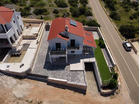 Location: Šibensko-kninska županija, Primošten, Primošten. Zum Verkauf steht ein Einfamilienhaus in der Nähe von Primošten. Das Haus befindet sich in ruhiger Lage in der Nähe von Geschäften und ist nur wenige Autominuten vom Zentrum von Primošten ent...