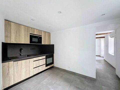 Prachtige studio van 28 m² gelegen op de begane grond van een kleine residentie, in de onmiddellijke nabijheid van de stranden en alle voorzieningen. Het appartement is volledig gerenoveerd, inclusief een uitgeruste onafhankelijke keuken, een omkeerb...