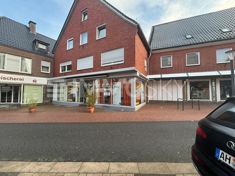 Welkom in het hart van de actie! Deze bijzondere woning op een centrale locatie belooft een gezellig huis in combinatie met een handige commerciële ruimte. Het huis, genesteld in het hart van het centrum, biedt een uitnodigende winkelpui op de begane...