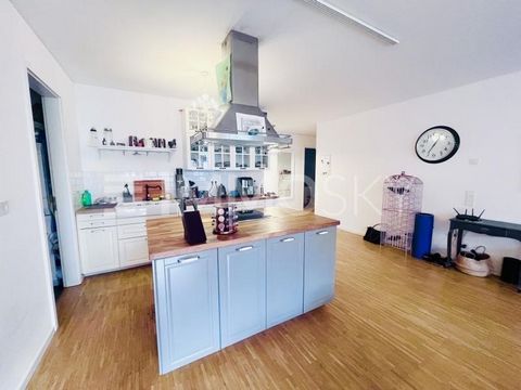 Welcome to the exclusive Rebstockviertel in Frankfurt! This spacious 5-room apartment offers 135 m² of luxurious living space with high-quality furnishings and modern design. The master bedroom has an en suite bathroom and an additional study which c...