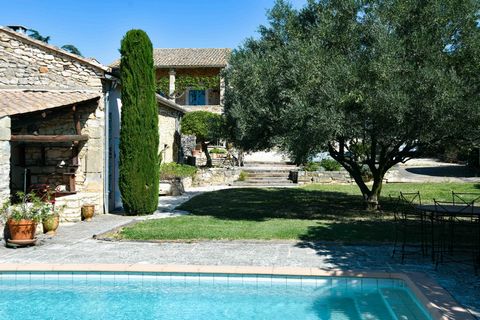 Main house of 300 m2 and guest house of 133 m2, 5 bedrooms, 5 bathrooms. Garden of 1,375 m2 with swimming pool. Privileged environment, superb view of the countryside. This property is located in a charming village in the region, 13.5 km from the his...