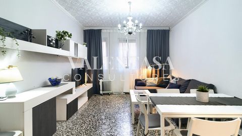 Odkryj swój nowy dom w Walencji! Ten uroczy apartament, gotowy do zamieszkania, oferuje wygodę i komfort, którego szukasz. Na tym jasnym parterze o powierzchni 81 m² znajdują się trzy przestronne sypialnie, idealne do dostosowania ich do własnych pot...