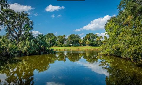 Erleben Sie das Beste des Küstenlebens mit diesem Twin Oaks-Haus in ruhiger Lage mit Blick auf den Golfplatz und die Lagune. Nur einen kurzen Spaziergang vom Strand, dem Wild Dunes Sports Pavilion und dem Grand Pavilion entfernt. Zusätzlich zu den 3 ...