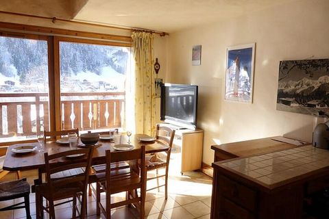 Located in the heart of Contamines-Montjoie, this cozy holiday apartment offers the perfect retreat for families or friends. Accommodating up to six guests, it features two bedrooms—one with a double bed and another with two single beds—as well as a ...