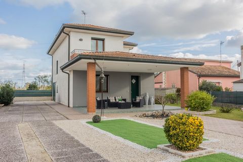 For sale is a well-preserved detached house spread over two spacious floors, where you and your family can enjoy the peace and idyll to the full. With a living space of around 130 square meters, which impresses as soon as you enter the house, there a...