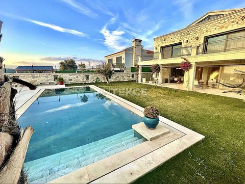 Freistehende Villa mit Naturblick und Swimmingpool in Izmir. Die Villa in Izmir befindet sich auf einem 800 m² großen Grundstück in Çeşme, Ovacık. Die mit Steinen bedeckte Villa verfügt über ein modernes Design, eine große Terrasse. ADB-00111 Feature...