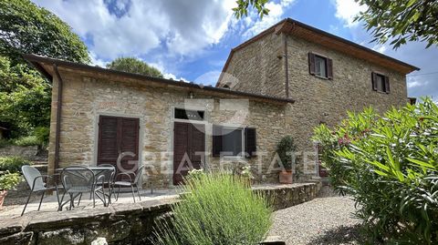 Dieses restaurierte Bauernhaus aus dem 19. Jahrhundert liegt in der wunderschönen Umgebung des Val di Chiana und bietet all jenen eine Gelegenheit, die die Schönheit der toskanischen Tradition mit modernem Wohnkomfort verbinden möchten. Das Grundstüc...