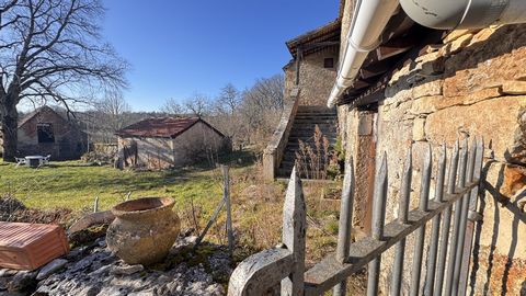 Selection habitat is pleased to present this charming quercynoise set on a pretty flat plot of over 4000 m², bordered by small dry stone walls. Ideally located in a calm and bucolic environment, you will fall under the spell of its 102m² of living sp...