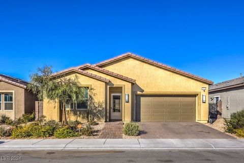 Gorgeous home with contemporary finishes in a gated Palmer Ranch community! Popular floor plan is open and bright thanks to perfectly placed windows allowing natural light to pour in. Kitchen treated to granite counters, mega island, dining bar, walk...