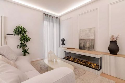 Découvrez cet appartement de luxe exclusif au cœur de Goya, l'un des quartiers les plus élégants et les plus recherchés de Madrid. Situé au cinquième étage d'un immeuble classique, cette propriété a été entièrement rénovée pour offrir un design moder...