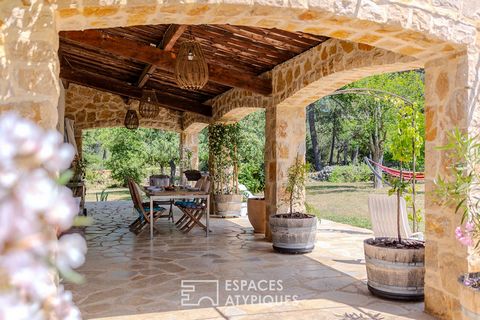 Located in Aups, near the Gorges du Verdon, this 1975 property has been completely renovated with authentic and quality materials, thus preserving the very essence of the place. Nestled in the heart of a 1.42 hectare wooded park with many species, th...