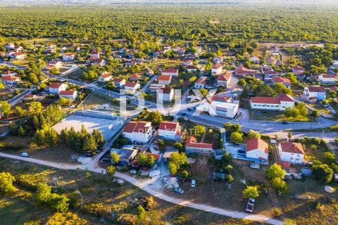 Location: Zadarska županija, Poličnik, Briševo. ZADAR, BRIŠEVO - Agricultural land near the main road €10/m2! Opportunity! Agricultural land for sale in an exceptional location in Briševo, just a 7-8 minute drive from Zadar. This unique opportunity p...