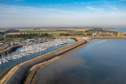 Ervaar de schoonheid van het Zeeuwse Colijnsplaat en het Nationaal Park Oosterschelde in dit ruime vakantiehuis. Het huis is geschikt voor 6 personen en beschikt over 3 slaapkamers, een Finse sauna en een buitenjacuzzi voor 6 personen. Het is goed ui...