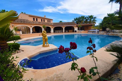 Lujosa finca rustica de 4 dormitorios en Benissa, con piscina privada y estupendas vistas a las montañas, a solo 6 km de la Cala Baladrar. Esta finca de 495 m2, esta construida en 2 alturas mas sótano, todo ello conectado mediante escaleras interiore...