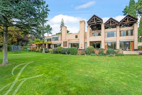 Freistehende Villa zum Verkauf in einer der besten Gegenden von La Moraleja, mit unschlagbarem Blick auf den Golfplatz. Das Haus, entworfen von dem renommierten Meisterarchitekten Prof. Javier Carvajal, hat ein zeitloses und avantgardistisches Design...