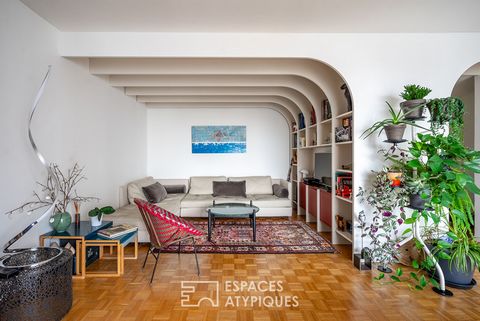 Located in the heart of the Gaité-Montparnasse district, on the top floor with elevator of the Mouchotte building designed by the architect Jean Dubuisson, this apartment with a surface area of 60 m2 Carrez is characterized by its contemporary spirit...