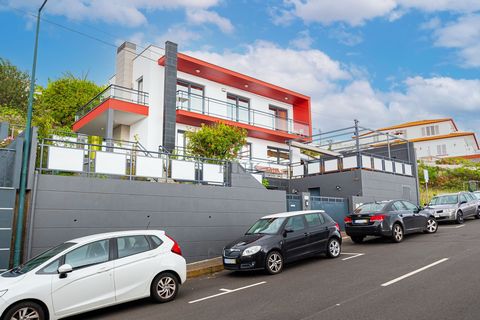 Entdecken Sie diese charmante dreistöckige freistehende Villa in Água de Pena, Machico. Mit einem minimalistischen Design und vollständiger Zugänglichkeit, einschließlich eines Treppenlifts, ist diese Immobilie perfekt für Familien und diejenigen, di...