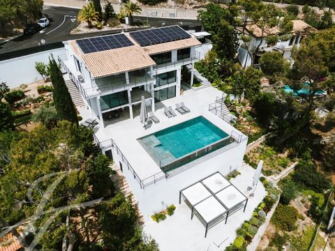 Met genoegen presenteren we een indrukwekkende aanvulling op ons aanbod van villa's in het zuidwesten van het eiland. De villa is gelegen in Costa d'en Blanes en ligt op een perceel van 1.494 m². Het strekt zich uit over drie verdiepingen en biedt ee...