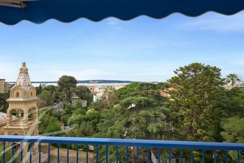 Located on the top floor of a luxury residence, this 4-room apartment boasts panoramic sea views. Entirely renovated, it offers 91m² of living space, extended by a magnificent 33 m² terrace. It comprises an entrance hall, a spacious, bright corner li...