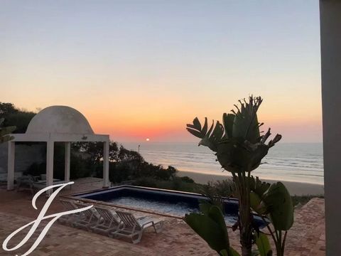 Diese Strandvilla liegt 45 Kilometer von Essaouira entfernt an der malerischen Küstenstraße in Richtung Safi. Es befindet sich an einem wahrhaft majestätischen Ort, direkt an einem abgelegenen Strand und bietet somit einen ununterbrochenen 180°-Grad-...