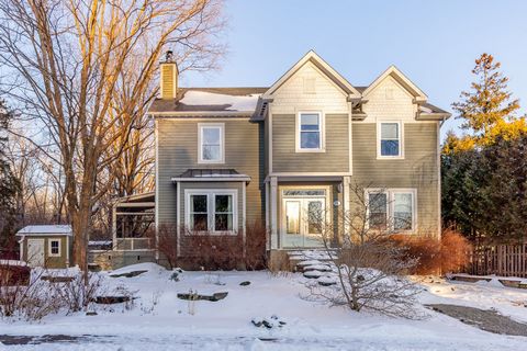 Spacious and bright house with 6 bedrooms, 4 of which are upstairs and 2 in the basement. Located at the end of a quiet dead-end street, this house bathed in natural light offers an exceptional living environment with its side yard overlooking a prot...