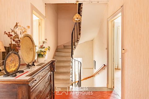 Built before 1949, this former winegrower's house seems to whisper the stories of its rich past, when its vast spaces accommodated two families, each living in mirrored rooms, separated and served by an imposing central staircase. Today, this place i...