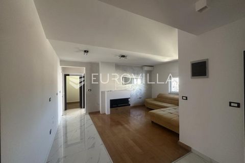 In Pula, in an excellent location in the city, there is this spacious NKP 95 m2 apartment, located on the 4th floor of a newer, modern residential building with only 9 apartments. The apartment consists of an entrance hall, a large bathroom, a smalle...