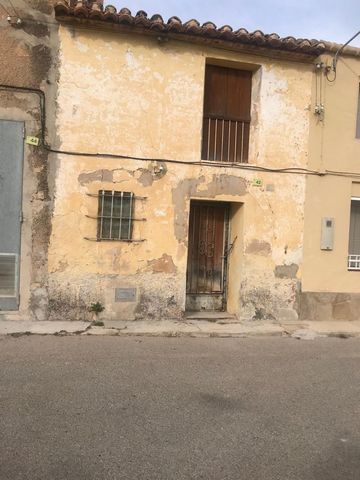 Two-storey house for sale to renovate in the Reguers area. This property offers the opportunity to create the house to your liking, in a quiet place and close to a natural environment. Located just 10 minutes from Roquetes, 15 minutes from Tortosa an...