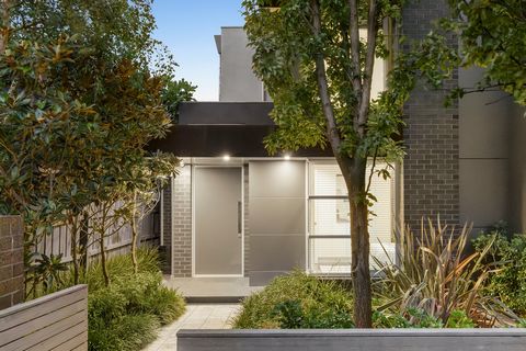 Introduite par un jardin verdoyant à l’avant orné d’arbres ornementaux, cette superbe maison de ville contemporaine de deux étages impressionne par ses lignes épurées et ses hautes fenêtres, qui définissent son style et son attrait immédiat. Conçue a...