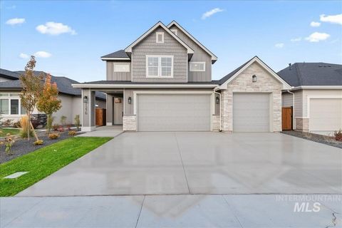 MOVE IN READY in South Nampa! The Hamilton by Biltmore Co offers a 4 car garage with 43' deep tandem bay and functional floor plan. The Hamilton boasts an open great room, dining area and kitchen with upscale finishes; double ovens, quartz counters, ...