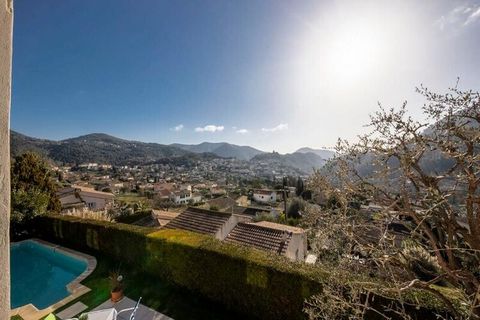 La Belle Vie ist eine schöne und geräumige Villa in einer ruhigen und friedlichen Umgebung. Der Panoramablick auf das Schloss und das Dorf Tourrette-Levens ist von grünen Bergen umgeben. Dieses bewährte Bergdorf liegt 15 km (35 Minuten) vom Stadtzent...