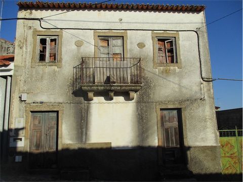 Typisch portugiesische Villa aus Granitstein mit einer schönen Außenfassade und einer Gesamtfläche von 119 m2. Es ist innen geräumig, so dass es mit allen modernen Einrichtungen und Komfort komplett restauriert werden kann. Es verfügt über einen groß...