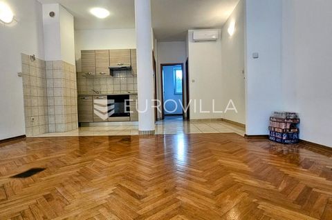 Žnjan, three-bedroom comfortable apartment located on the ground floor of the building, 71 m2 in size with a large garden terrace overlooking the living room. A comfortable three-bedroom apartment in a residential building, the apartment area is 71 m...