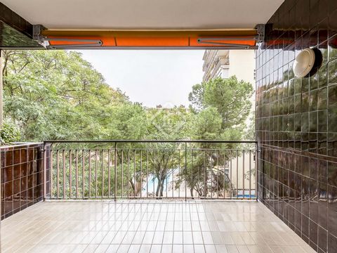 This apartment, measuring 97 m², is in a building dating back to 1976 in the neighbourhood of Sarrià, very close to Santa Amelia park, the French high school and other international schools. It is well connected to the rest of the city by public tran...