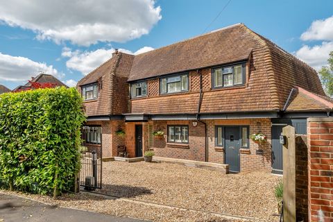 Setting: The property is well positioned on this semi-rural lane in Lower Kingswood. Margery Lane leads to Margery Wood and Colley Hill with an abundance of open countryside on your doorstep. The villages of Kingswood and Lower Kingswood offer a good...