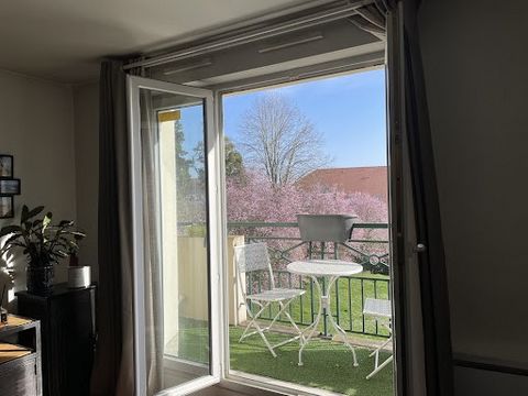 Delphine Decker(EI), vous présente en exclusivité ce charmant 3 pièces de type duplex de 65,7m2 carrez au pied des commerces et du centre ville. Situé au second et dernier étage sans ascenseur d'un immeuble au sein d'une résidence de standing, entret...