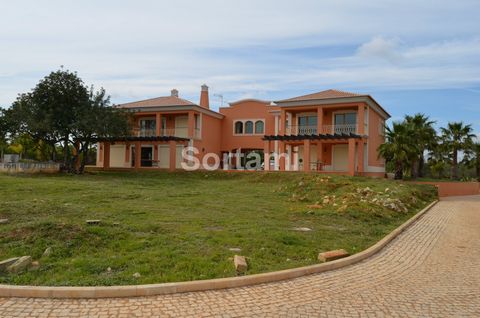 Fantastic Villa with four bedrooms en-suite. Located in a very calm country side area, this Villa offers the possibility to enjoy a natural view and at the same time being very close to the Albufeira Town Centre, about 20 minutes by car. The Villa wa...