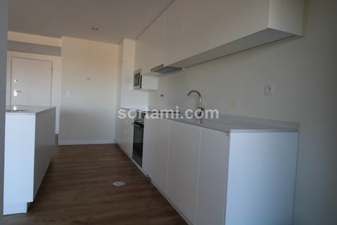 New luxury T1+1 apartment in the center of Porto! The apartment comprises a living- and dining room, an open-plan kitchen, two bathrooms and two bedrooms with built-in wardrobes. Windows with sliding frames in textured lacquered aluminum with thermal...