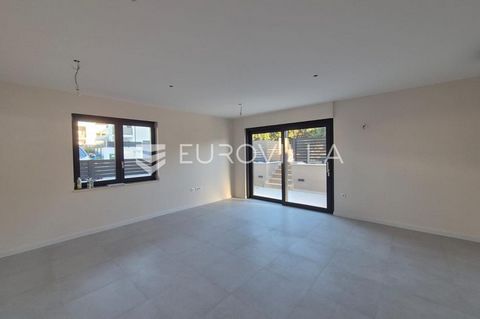 A spacious two-bedroom apartment with a 200m2 garden is for rent. A new residential complex of modern architecture and high quality in Vabriga, just a 10-minute walk to the nearest beach. The apartment is located on the ground floor of the building a...