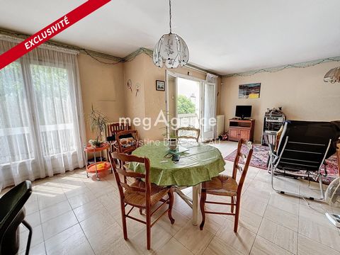 Located in Montfermeil in the sought-after area of ??Coudreaux, this house benefits from a convenient location close to schools, the market, shops and buses (Chelles RER E (Paris direct in 15 minutes) or Le Raincy RER E). With a plot of 370 m², it of...