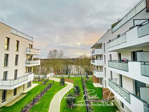 Idéalement situé en bord de Loire et à deux pas du centre dOrléans, cet appartement de 76m2 offre un cadre de vie privilégié avec un accès privatif aux berges, parfait pour vos balades. Espace de vie : Une pièce conviviale et lumineuse, avec une cuis...