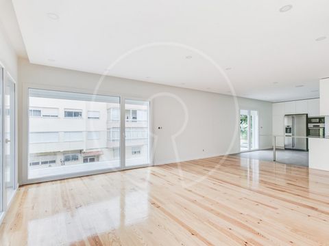 Diese moderne Wohnung mit einer Bruttogeschossfläche von 250,5 m² besteht aus: Drei Schlafzimmer mit Bad, eines mit Ankleidebereich und Zugang zu einem Balkon, ein Schlafzimmer, ein Badezimmer, ein Wohnzimmer mit 48,85 m² und Zugang zu einem großen B...